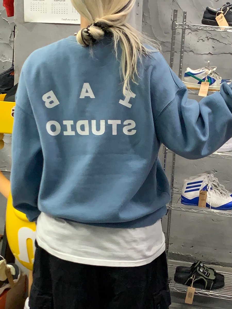 koffwhitesecond's tweet photo. IAB STUDIO SWEATSHIRT ☆ สีฟ้าแบรนด์ฮิตราคาแรงมากก น้องมีเลอะเล็กๆจางๆบริเวณแขนนะคับ สกรีนหน้า-หลังยังเต็มไม่แตกค่ะ 9/10
♡ อก50 ยาว25
♡ 380 บาท ส่งฟรี
#สเวตเตอร์เกาหลี #ไอดอลใส่ #ส่งต่อเสื้อผ้ามือสอง #ส่งต่อstylist #NCTDREAM #พรีออเดอร์เกาหลี #iabstudio https://t.co/fF1CSeoxUN