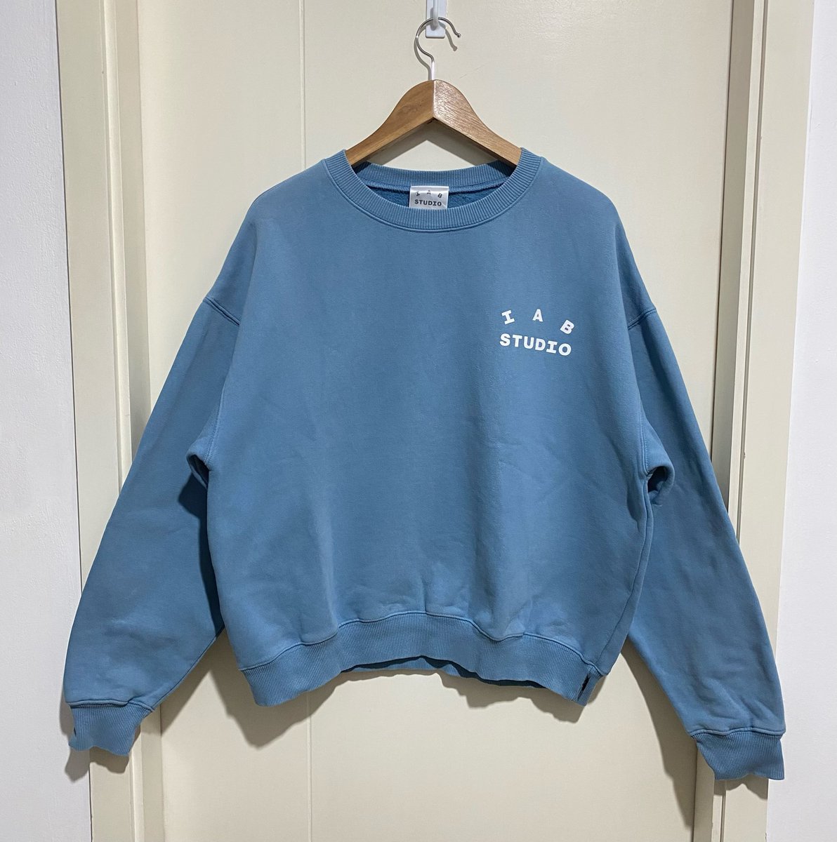 koffwhitesecond's tweet photo. IAB STUDIO SWEATSHIRT ☆ สีฟ้าแบรนด์ฮิตราคาแรงมากก น้องมีเลอะเล็กๆจางๆบริเวณแขนนะคับ สกรีนหน้า-หลังยังเต็มไม่แตกค่ะ 9/10
♡ อก50 ยาว25
♡ 380 บาท ส่งฟรี
#สเวตเตอร์เกาหลี #ไอดอลใส่ #ส่งต่อเสื้อผ้ามือสอง #ส่งต่อstylist #NCTDREAM #พรีออเดอร์เกาหลี #iabstudio https://t.co/fF1CSeoxUN