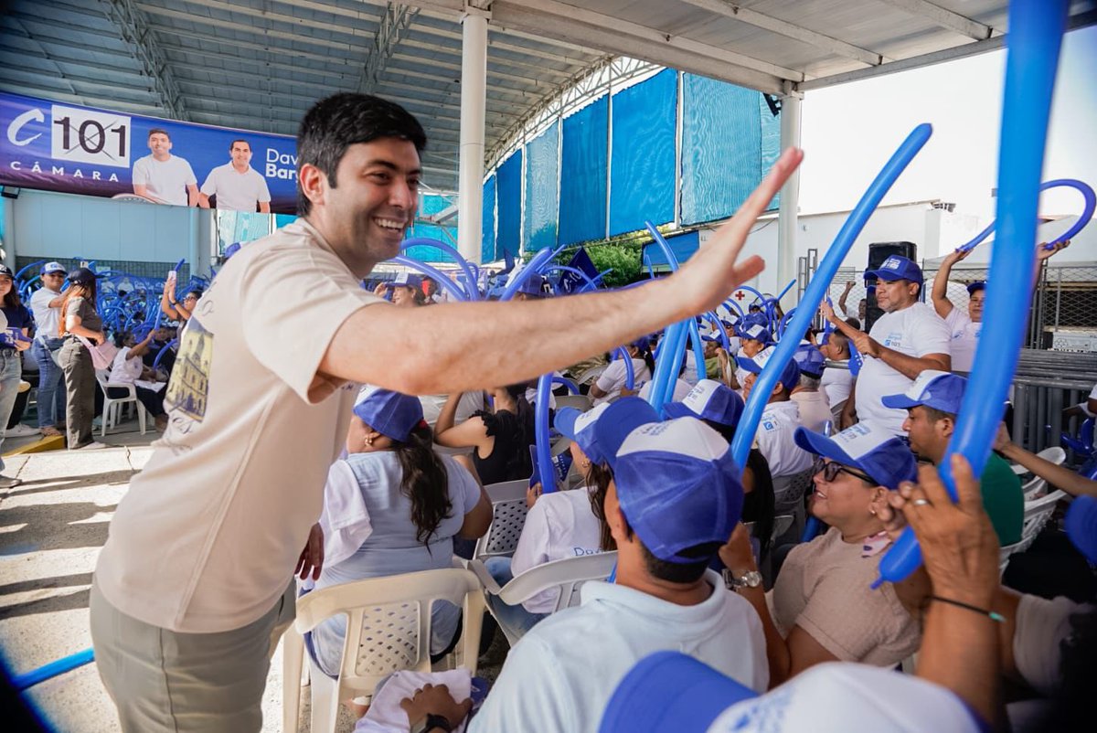 Joselberrocall2's tweet photo. ¡Contundente respaldo! 🔵🔵

Cereté ratifica que es territorio Barguilista. 

La tierra del Oro Blanco habló sin rodeos y se la juega con sus hijos: @NicolasBarguil (C101) a la Cámara y @davidbarguil (C1) al Senado.
Encuentro masivo, respaldo real y liderazgo visible: concejales, exconcejales, dirigentes, JAC y una juventud decidida se alinean con una fórmula que ya mostró resultados.
Universidad de Cartagena, Villa Olímpica, apoyo al campo y al campesinado: obras que pesan más que los discursos.
La marea azul crece, se organiza y avanza. Cereté empuja y Córdoba responde.