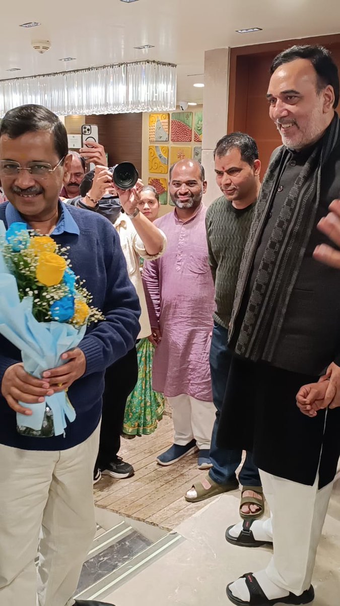 आम आदमी पार्टी के राष्ट्रीय संयोजक श्री <a href="/ArvindKejriwal/">Arvind Kejriwal</a> जी के गुजरात दौरे पे, दिल्ली सरकार के पूर्व केबिनेट मंत्री, बाबरपुर से विधायक और गुजरात के प्रभारी श्री गोपाल राय जी के साथ उन से मुलाकात और स्वागत करने का अवसर मिला।