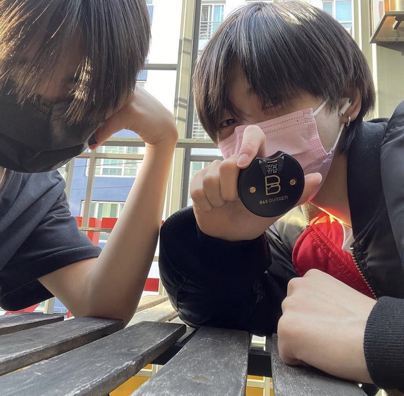 ijaeyunyou's tweet image. ลีโอวอนสนิทกันมากไม่แปลกที่ลีโอจะรุ้สึกน้อยใจที่ช่วงนี้ได้คุยกันน้อยลงคือเมื่อก่อนตัวติดกันมากถ้าฮีออกจากบ้าน90%คือไปกับซังวอนอะ แล้วน้องเคยเล่าเรื่องให้ฟังทุกเรื่องแต่ตอนนี้ไม่ค่อยได้เล่าแล้ว ปกติลีโอเป็นคนพุดอะไรแบบนี้ที่ไหนตอนนี้คงทนไม่ไหวแล้วแหละอยากคุยกับเธอเยอะๆเหมือนเดิม🥺