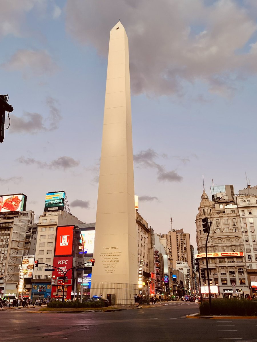 guilloxa's tweet photo. Hace 14 años vine a vivir a capital desde Bahía Blanca, jamás me canso de apreciar el obelisco. Dios. Que hermosa sos Buenos Aires! https://t.co/qRCyS7cMA0