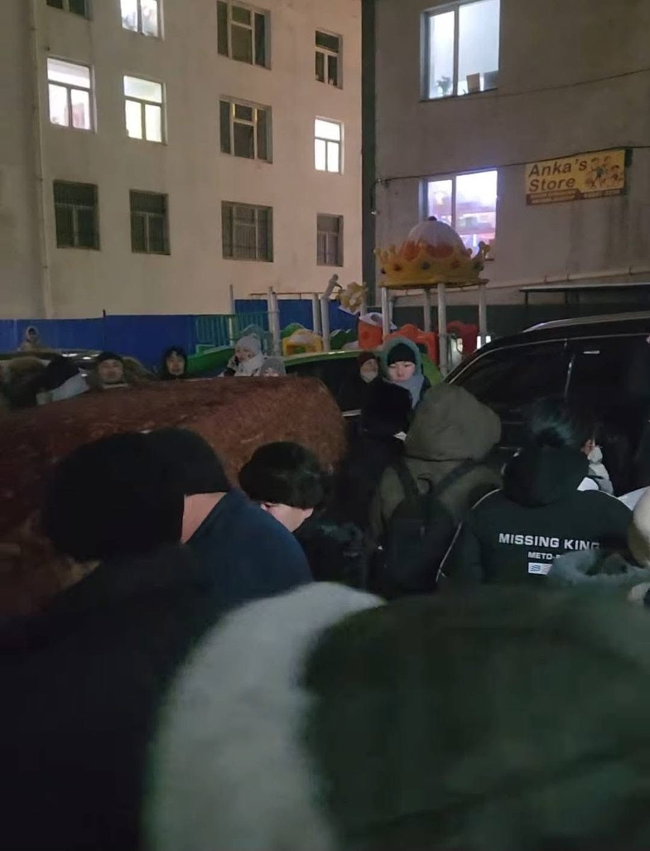 Сүлдээгийн дэлгүүр гэдэг онлайн дэлгүүрийн агуулахад ус алдаад агуулах чөлөөлөх худалдаа хийсэн чинь алаан болсон гэнээ. Гадаа ямар хүйтэн бгаа билээ норсон муудсан ч хамаагүй хямд юм авна гээд дайрцгаасан бна. Эдийн засаг өсөөд бна гээд бсан, хаана өсөөд бгаам болоо. Зайлаа.