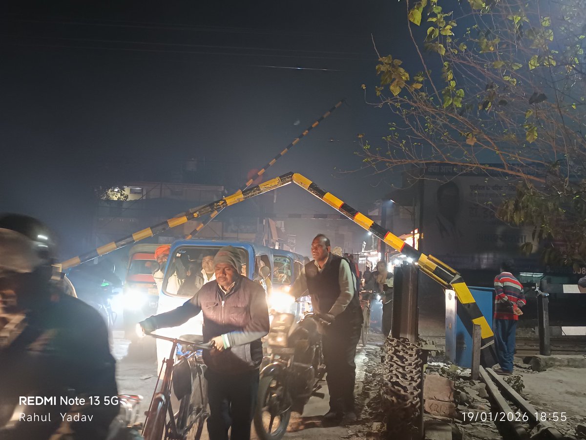 राजातालाब रेलवे फाटक में मैजिक वाहन की टक्कर, गेट टूटा—आवागमन ठप, रोज़ाना जाम से लोग परेशान
<a href="/CMOfficeUP/">CM Office, GoUP</a> <a href="/DcpGomti/">DCP Gomti Zone VNS</a> <a href="/IgRangeVaranasi/">DIG Varanasi Range</a> <a href="/dgpup/">DGP UP</a> <a href="/GSOtoDGPUP/">GSO TO DGP UP</a>