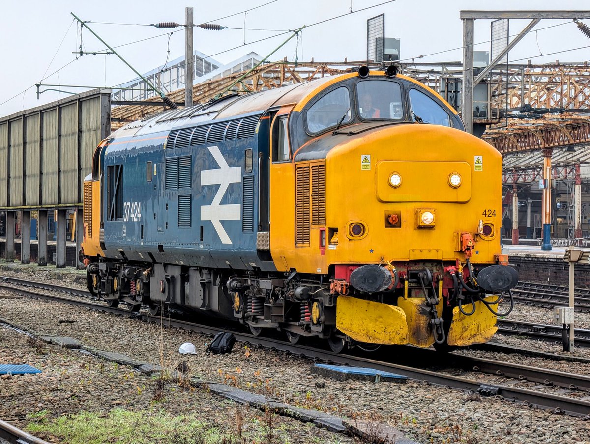 DownOnTheStour's tweet image. Afternoon from Crewe 👋

Spotted 37424 on 0Z37 so it had to be snapped, then tried an EMR 170 refurb to Alsager. Verdict: very nice 👍

#DOTS #class37 #thrash #tractor #hellfire #class170 #EMR