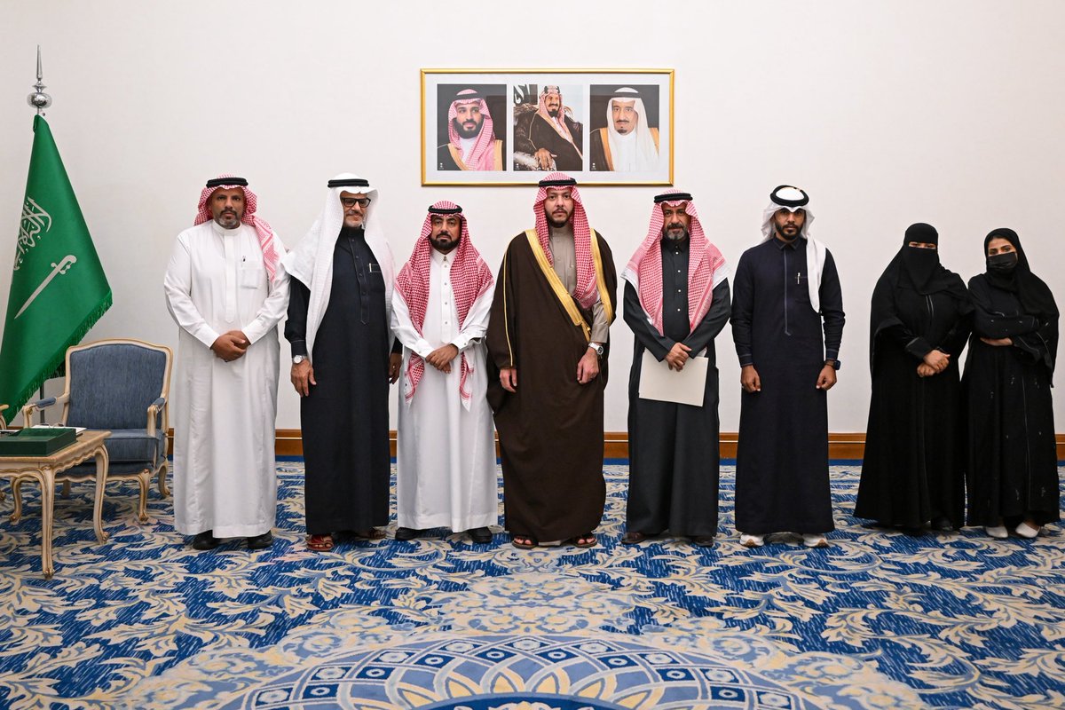 الأمير سعود بن نهار يستقبل رئيس وأعضاء جمعية خبراء السياحة

إدارة الإعلام .. 
استقبل صاحب السمو الملكي الأمير سعود بن نهار بن سعود بن عبدالعزيز محافظ الطائف اليوم، رئيس مجلس إدارة جمعية خبراء السياحة بندر العتيبي ،وأعضاء مجلس الإدارة.
 وجرى خلال الاستقبال استعراض برامج الجمعية