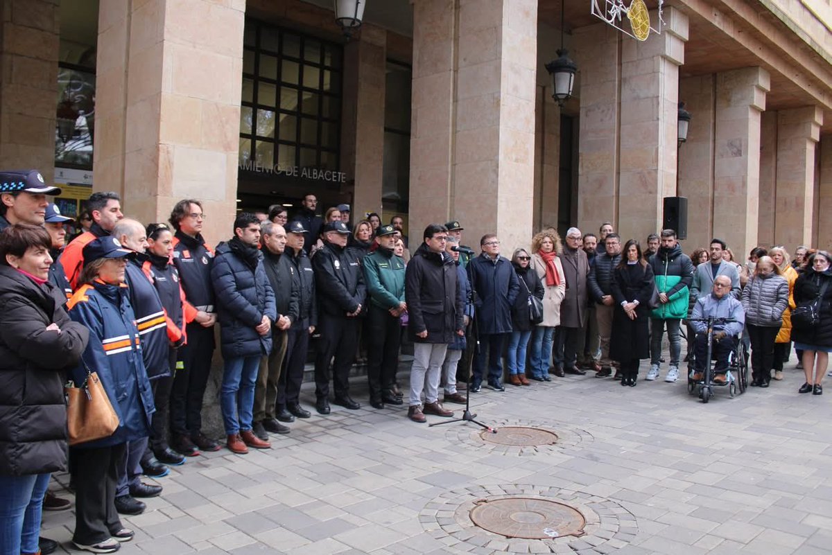 Nos unimos con respeto frente al Ayuntamiento de Albacete para recordar a quienes perdieron la vida en el accidente de tren en Adamuz y mostrar nuestro apoyo a las personas y familias afectadas.

Nuestro abrazo y solidaridad, con el deseo de pronta recuperación para los heridos.