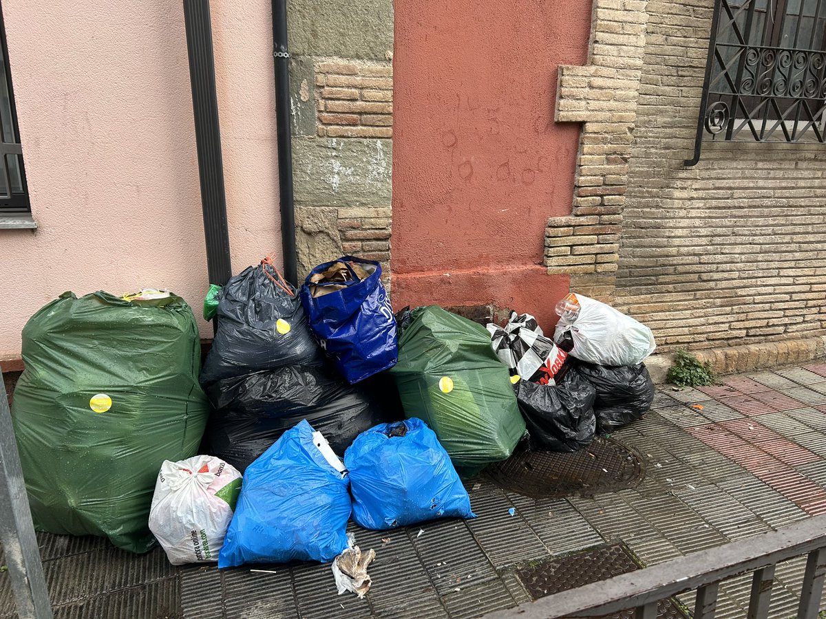 martadedins's tweet photo. Així està el Passeig Moret de Roda de Ter,
Ja portem 3 setmanes,
I els ocupes tan tranquils, vivint de gorra, i apart de vividors uns guarros que no ens deixen ni passar per carrer.
L’@RodadeTer i @EsquerraRoda  deuen ser cecs o no són mai a Roda. https://t.co/bH77ZiVfcI
