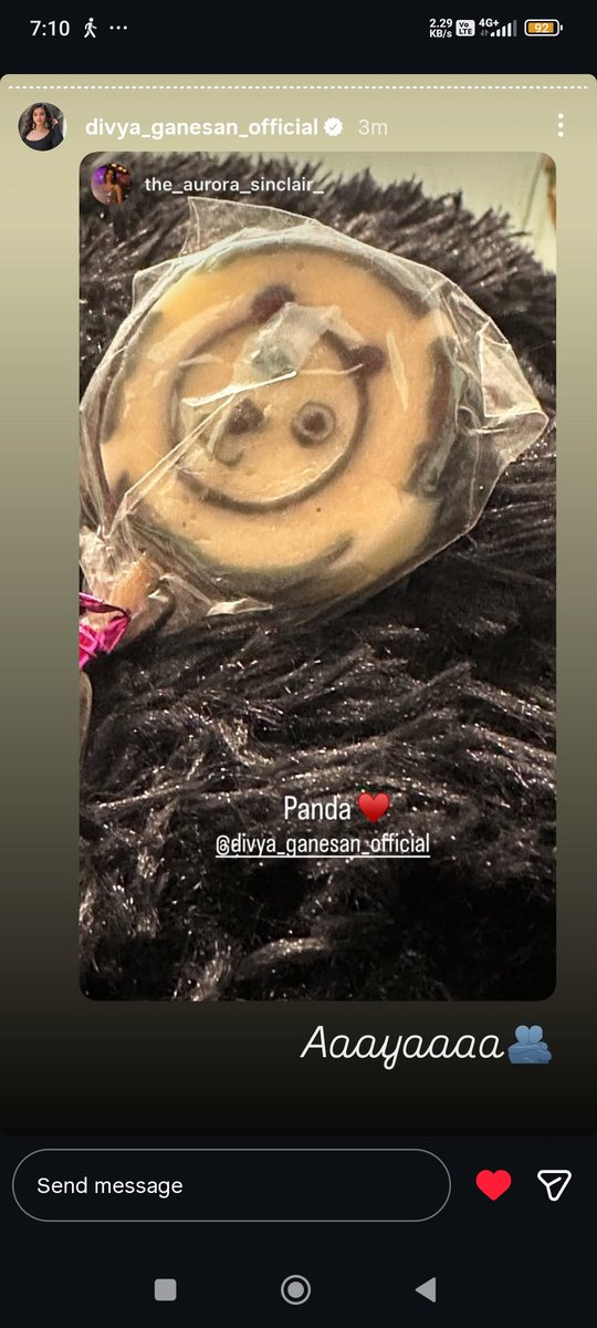 KapilGanesh18's tweet photo. Divu Gave The Choclate To Aurora As She Is Her Panda #Divora Nation We Are Sailing. Missing Aaya and Appatha Combo #BiggBossTamil9 https://t.co/Wqg1IdGfLd