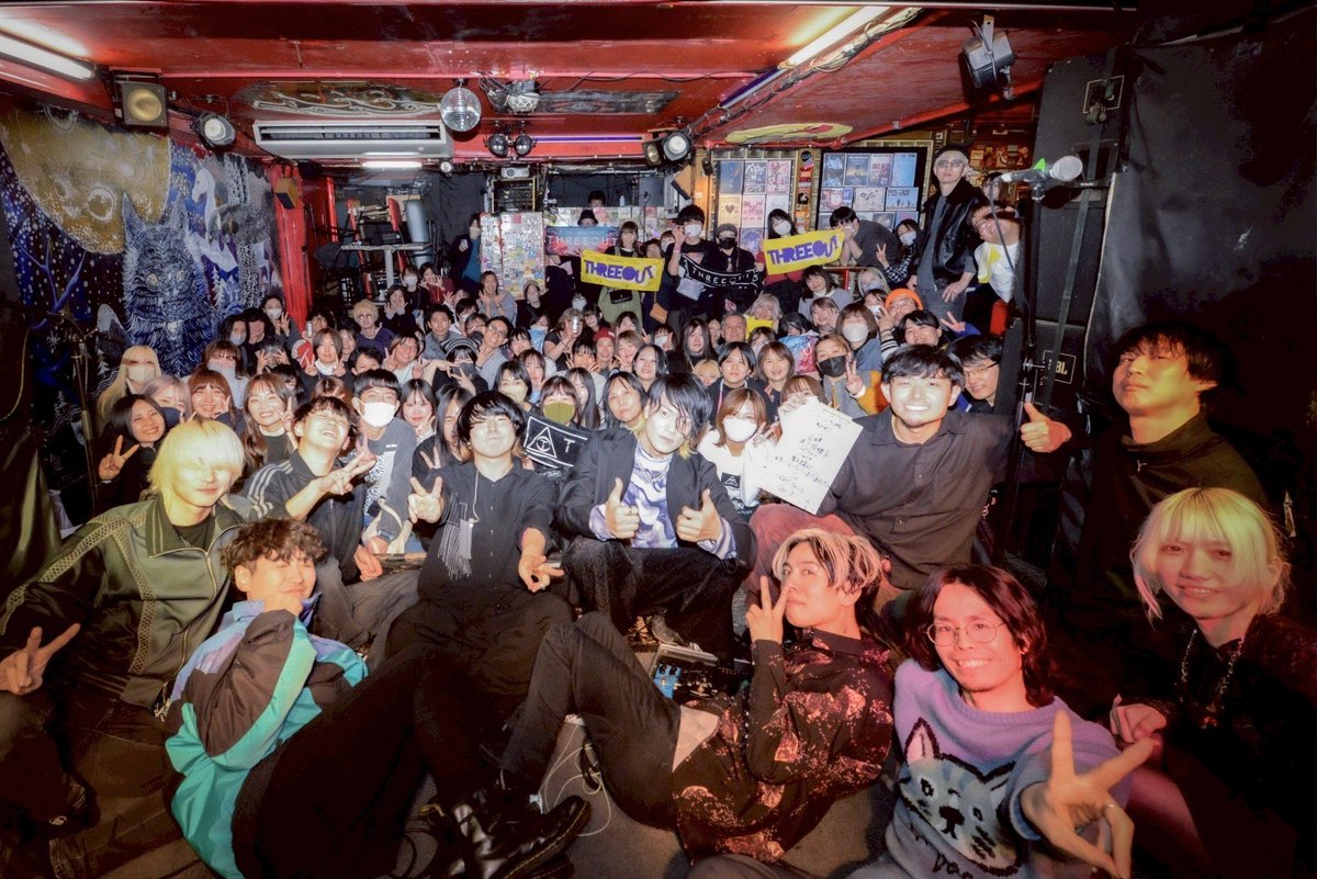 THREEOUT_Naoto's tweet image. あの頃があるから今がある

1番大切なのは今で
1番輝くべきも今だ

当たり前
忘れそうになった時助けてくれるのが
バンドを始めた時の初期衝動と思い出達

同じように今を必死で駆け抜けて
また未来から振り返って会いに来よう

繋げて来た日々を照らしてくれる
胸張れる日々を
これからも一緒に走ろう