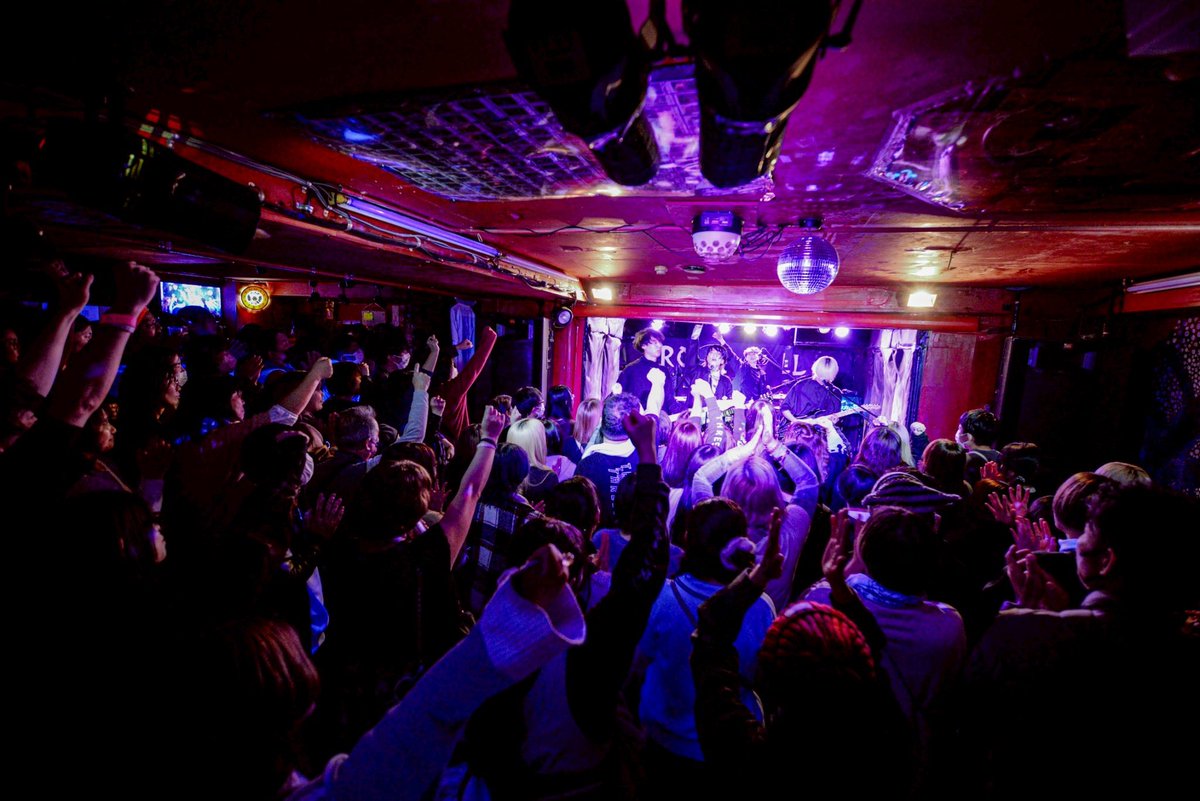 THREEOUT_Naoto's tweet image. あの頃があるから今がある

1番大切なのは今で
1番輝くべきも今だ

当たり前
忘れそうになった時助けてくれるのが
バンドを始めた時の初期衝動と思い出達

同じように今を必死で駆け抜けて
また未来から振り返って会いに来よう

繋げて来た日々を照らしてくれる
胸張れる日々を
これからも一緒に走ろう