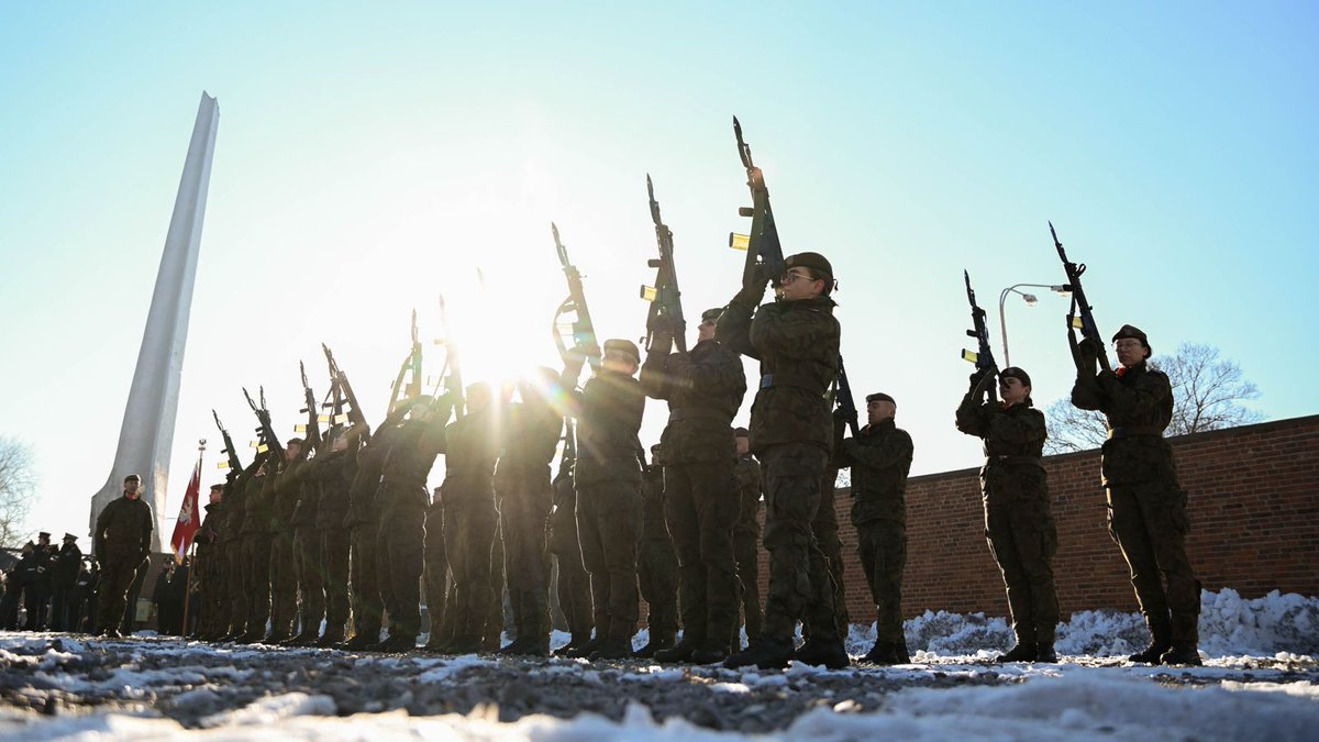 Przedstawiciele władz Łodzi i regionu oddali hołd ofiarom poległym w czasie II wojny światowej – w szczególności tym, którzy zginęli okrutną śmiercią podczas pożaru więzienia na Radogoszczu.  Wojewodę łódzkiego Dorotę Ryl reprezentował <a href="/MarekMazurpl/">Marek Mazur</a>, I wicewojewoda łódzki.