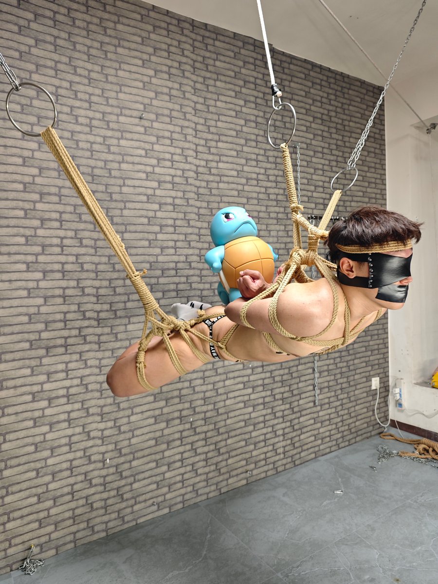 coolkid67211684's tweet photo. 《乘风破浪的杰尼龟》
作为当事人，想说的是，其实我根本不认识这只乌龟，也没看过这部动漫，只知道被吊在空中看不见说不出也动不了的时候，一双罪恶的手将它骑在我背上，说是让我彻底沦为玩具的玩具。 https://t.co/5AMtwcORkf