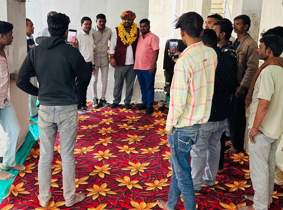 वडोदरा (गुजरात)
वडोदरा में राजस्थानी पाली प्रवासी समाज के जागरूक और सम्मानित साथियों से आत्मीय मुलाकात की 
इस अवसर पर आगामी 25 फरवरी को होने वाले विधानसभा घेराव को लेकर विस्तार से विचार-विमर्श हुआ। समाज के अधिकार, मान-सम्मान और न्याय की इस निर्णायक लड़ाई में प्रवासी समाज की