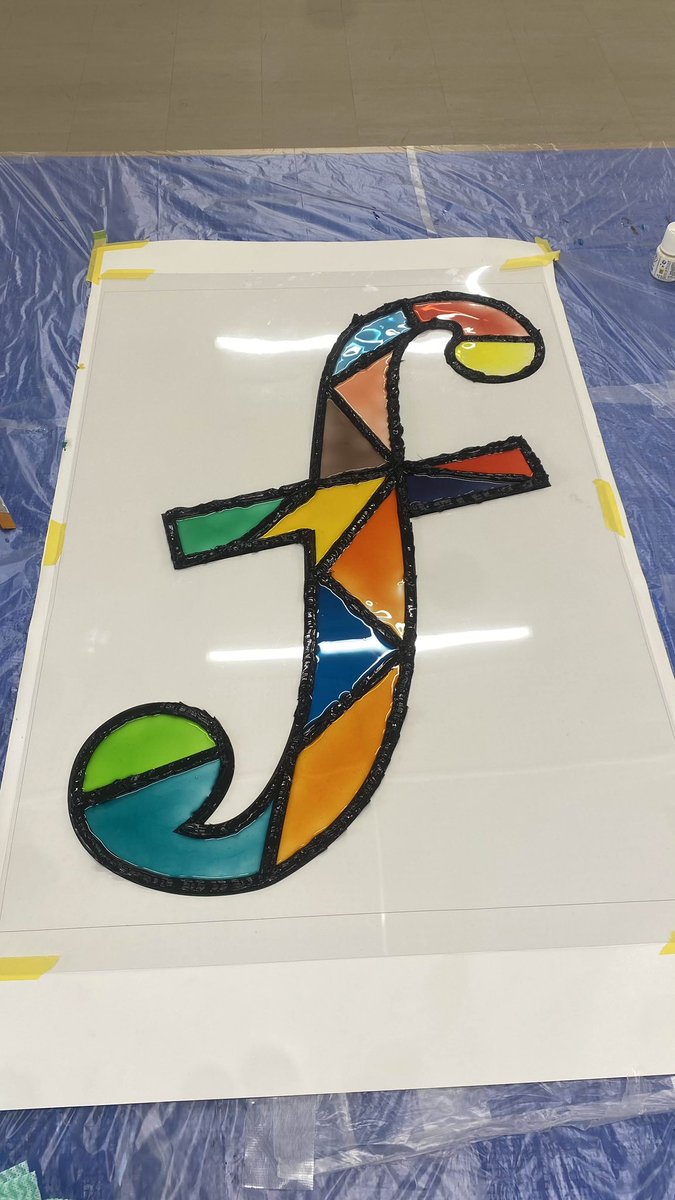 MoonWalkersLab's tweet photo. 今年度の"月展"『f ensemble』の
準備期間に入りました♪

このステンドグラス風の絵は展示会場でどうなるのでしょうか！？
お楽しみに✨ https://t.co/qRQGtyMKTU
