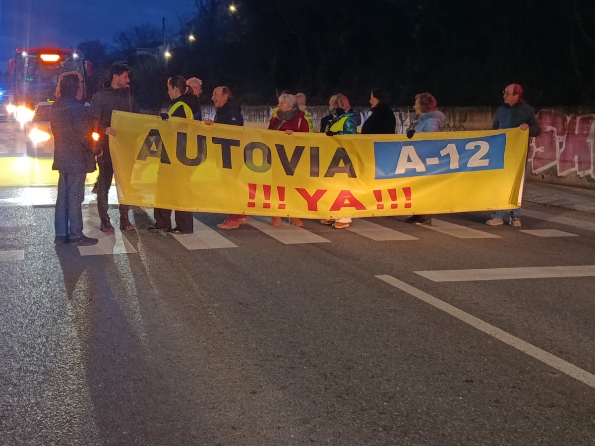 🛑📷#CarreteraSegura,  todos los viernes a las 18:30h en el Parque de La Florida de #Belorado #A12YA 
📷 Fotos concentración 16 de enero 
<a href="/oscar_puente_/">Óscar Puente</a>
<a href="/transportesgob/">Ministerio Transportes y Movilidad Sostenible</a>