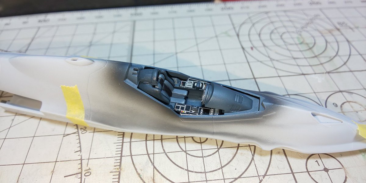 rianPSO2's tweet image. コクピットと機体内部の塗装出来たっぴ～(。-ω-)ノ
筆塗りもやってデカールも貼ったっぴ～🐸
デカールが乾燥したらつや消し塗ってディスプレイを光沢で仕上げればコクピット完成予定だっぴ🐤
コクピットが完成したら機体の組立てに入れるっぴ～(*´艸｀*)