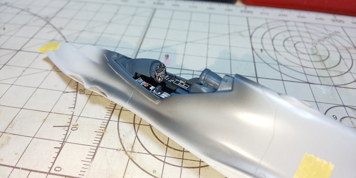 rianPSO2's tweet image. コクピットと機体内部の塗装出来たっぴ～(。-ω-)ノ
筆塗りもやってデカールも貼ったっぴ～🐸
デカールが乾燥したらつや消し塗ってディスプレイを光沢で仕上げればコクピット完成予定だっぴ🐤
コクピットが完成したら機体の組立てに入れるっぴ～(*´艸｀*)