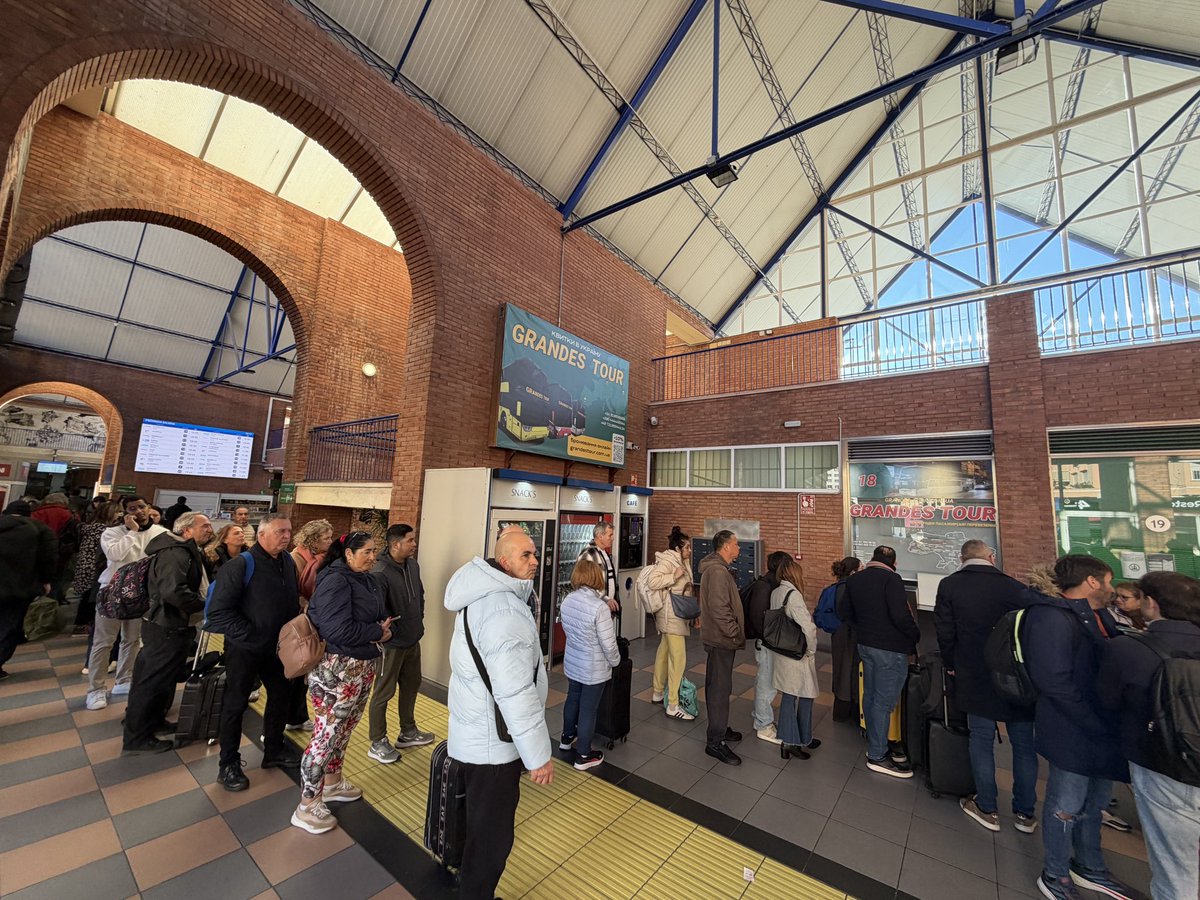 SER_Malaga's tweet image. 🔴 Largas colas en la estación de autobuses de Málaga para encontrar billete a Madrid. Los últimos billetes de avión cuestan 600 euros cadenaser.com/andalucia/2026…