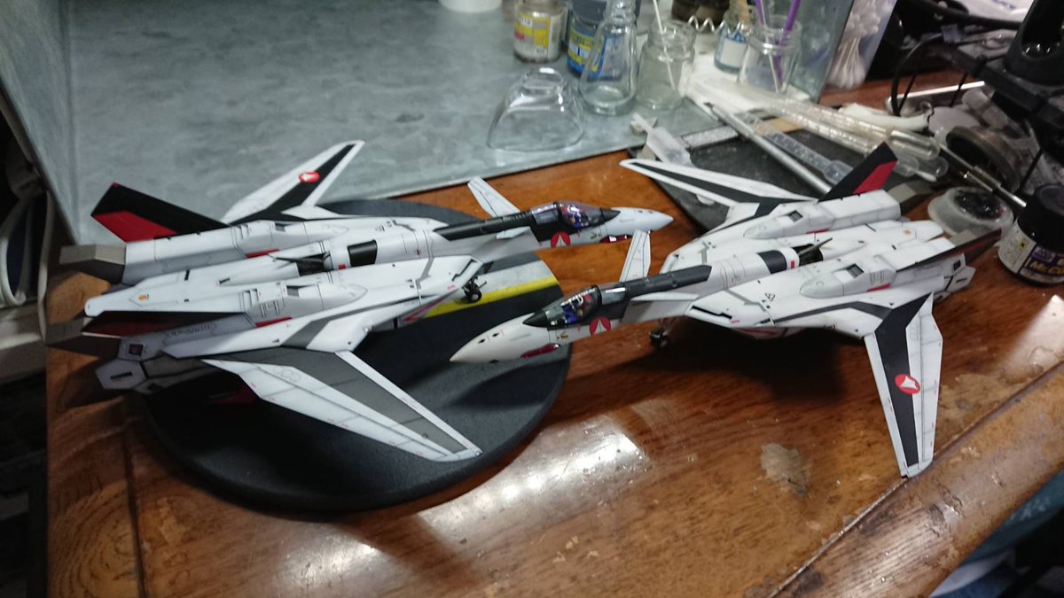 Sinmora's tweet image. 流石に1/72でもYF-19が2機も並ぶと圧がすごいな…
というか置く場所なくて困るんやが(´･ω･｀)