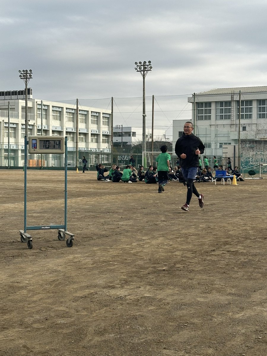 tigusahs's tweet photo. [１年生　体育　持久走　🏃🏃‍♀️🏃]
本日井草の校庭は5℃
3学期の持久走期間です！
男子15分女子13分で校庭を
走り切り、ランキングが発表されます♪
1位でも上に上がりたい気持ちが苦しい中頭をよぎります！寒さと苦しさの中、自分と向き合い粘り強く走り続ける
忍耐力！鍛えましょう。 https://t.co/D6qofvdioM