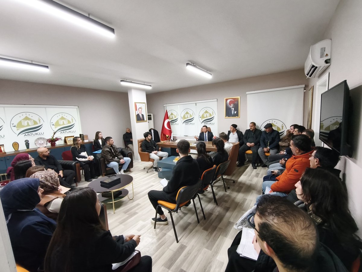 Artuklu İlçe Millî Eğitim Müdürümüz Sayın Mehmet Emin Duyan, İlk Atama ile İlçemize atanan kıymetli öğretmenlerimiz ve aileleri ile bir araya geldi 🎂
Öğretmenlerimize camiamıza hoşgeldiniz diyor, öğretmenlik mesleğinde başarılar diliyoruz 🎉