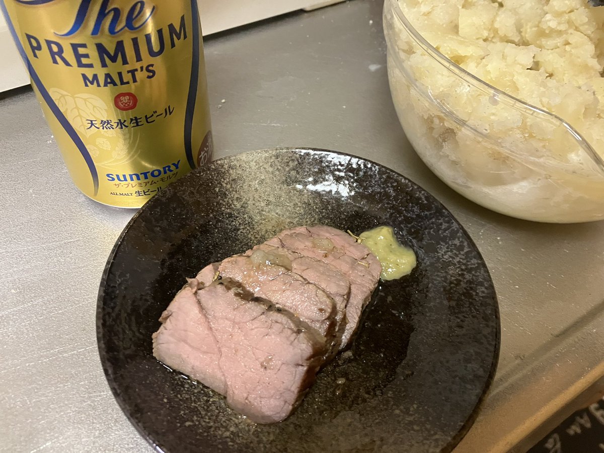 PSO2_xion10's tweet image. 実は3連休最終日(´・ω・｀)
作り置きデーなのでローストビーフ作ってつまみつつ今はポテサラ作ってる🥗
FF10のとれとれチョコボがクリアできなくてアルテマウェポン開放できんのだが！