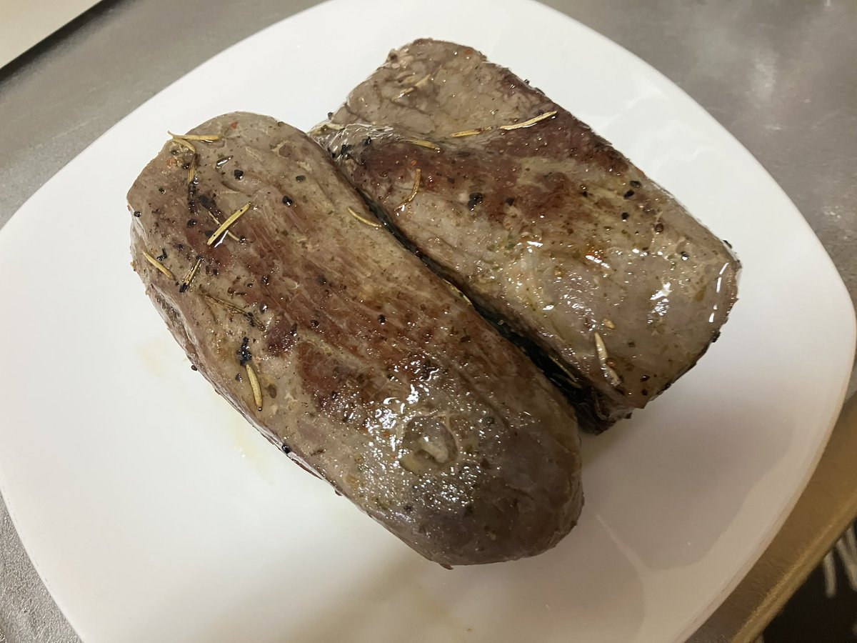 PSO2_xion10's tweet image. 実は3連休最終日(´・ω・｀)
作り置きデーなのでローストビーフ作ってつまみつつ今はポテサラ作ってる🥗
FF10のとれとれチョコボがクリアできなくてアルテマウェポン開放できんのだが！