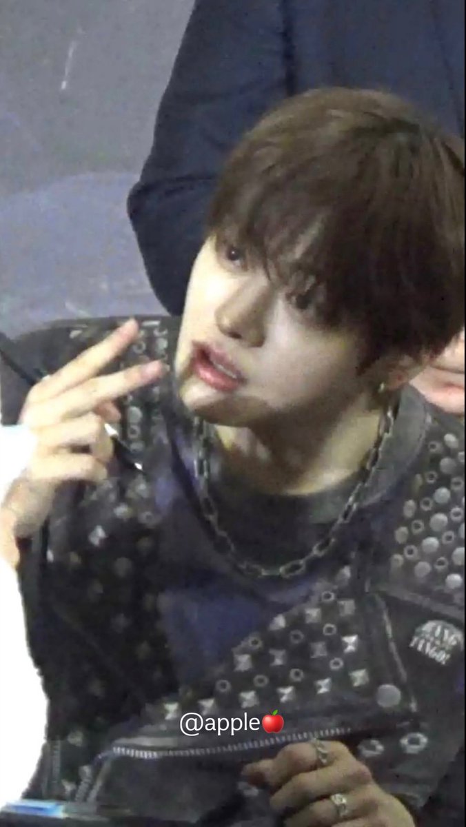 Let me say again leo doll face.. 😭