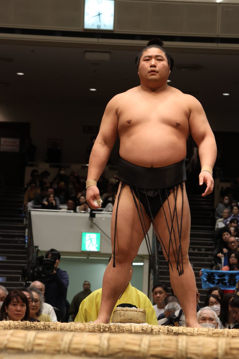 sumokyokai's tweet photo. ＜九日目の様子＞
幕内取組
#若元春（３勝６敗）　寄り切り　#大の里（６勝３敗）

#sumo #相撲 #一月場所 https://t.co/PVJWw0uaHy