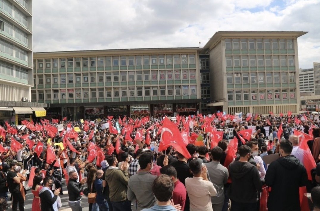 Öğretmenlerin Talepleri Dikkate Alınmalıdır. 

Kar, kış, kıyamet demeden öğretmenler, emeğinin karşılığını almak üzere tek vücut tek ses olarak Ankara'da toplandılar.

<a href="/RTErdogan/">Recep Tayyip Erdoğan</a> 
<a href="/Yusuf__Tekin/">Yusuf Tekin</a> 
<a href="/memetsimsek/">Mehmet Simsek</a>
<a href="/_aliyalcin_/">Ali YALÇIN</a>
<a href="/tcmeb/">Millî Eğitim Bakanlığı</a>

 #AnkaradaOgretmenlerTekSes