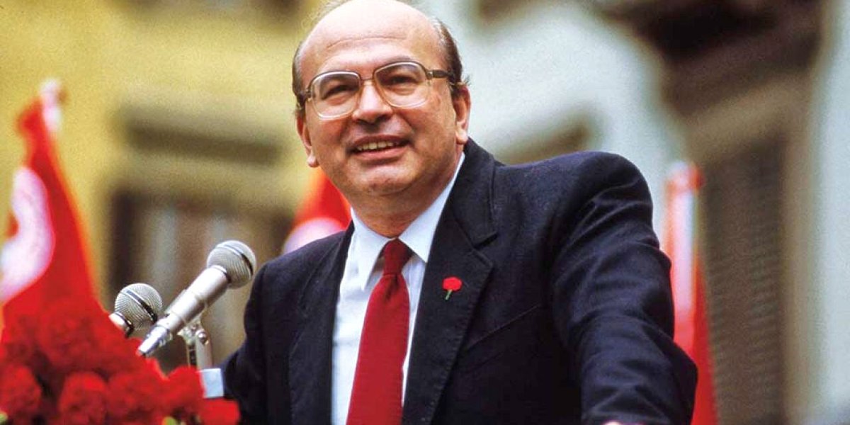 Gitro77's tweet photo. 26 anni fa, ad Hammamet, moriva Bettino Craxi, uno degli ultimi rappresentati di una classe politica, quella della Prima Repubblica, non scevra di difetti ma composta da giganti se paragonata a tutta quella della Seconda Repubblica. 

La Prima Repubblica venne abbattuta da un colpo di stato bianco, tangentopoli, perché non era disposta a svendere il Paese come previsto dai padroni anglo-americani e dalla controrivoluzione neoliberista targata Reagan e Thatcher. 

Craxi pagò anche un atteggiamento in politica estera indipendente che metteva gli interessi italiani al primo posto (Sigonella, appoggio alla Libia di Gheddafi, politica attiva nel Nord Africa contro gli interessi francesi). 

Nel 1997, dal suo esilio di Hammamet, a proposito dell'adesione dell'Italia all'Unione europea disse «Si presenta l'Europa come una sorta di paradiso terrestre. Per noi, nella migliore delle ipotesi, sarà un limbo e, nella peggiore delle ipotesi, l'Europa sarà un inferno. Quindi bisogna riflettere su ciò che si sta facendo. Perché la cosa più ragionevole di tutte era quella di richiedere e di pretendere, essendo noi un grande Paese – perché se l'Italia ha bisogno dell'Europa, l'Europa ha bisogno dell'Italia - la rinegoziazione dei parametri di Maastricht».