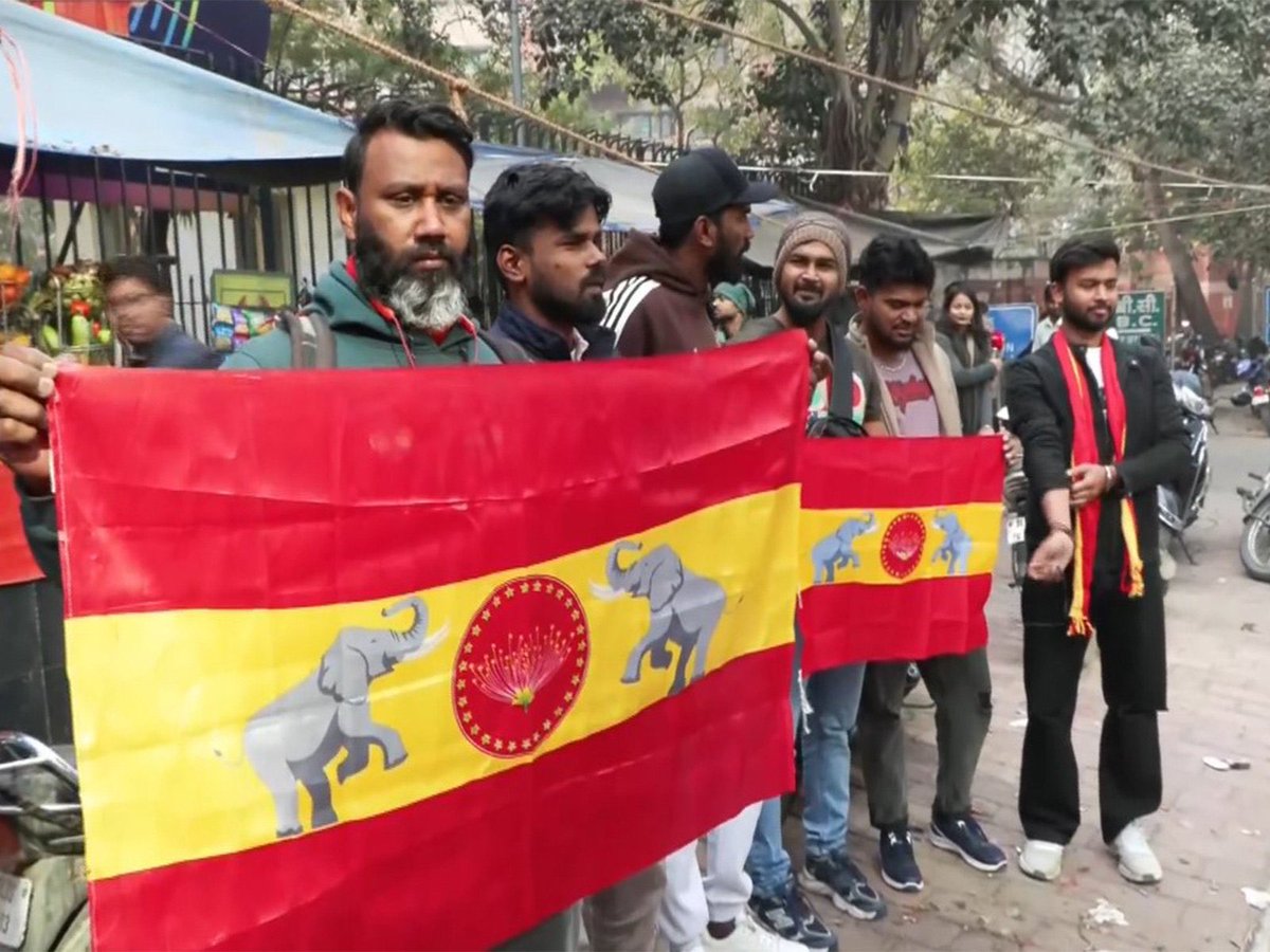 dp_karthik's tweet image. "You can't blame only Thalapathy" - TVK Chief Vijay's fans gather outside CBI office. 🔥✌🏻