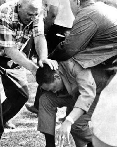 BlkHistStudies's tweet image. Dr Martin Luther King Jr being attacked as he marched nonviolently for the Chicago Freedom Movement, 1966. The brutality continues.... #MLKDay #drmartinlutherkingjr