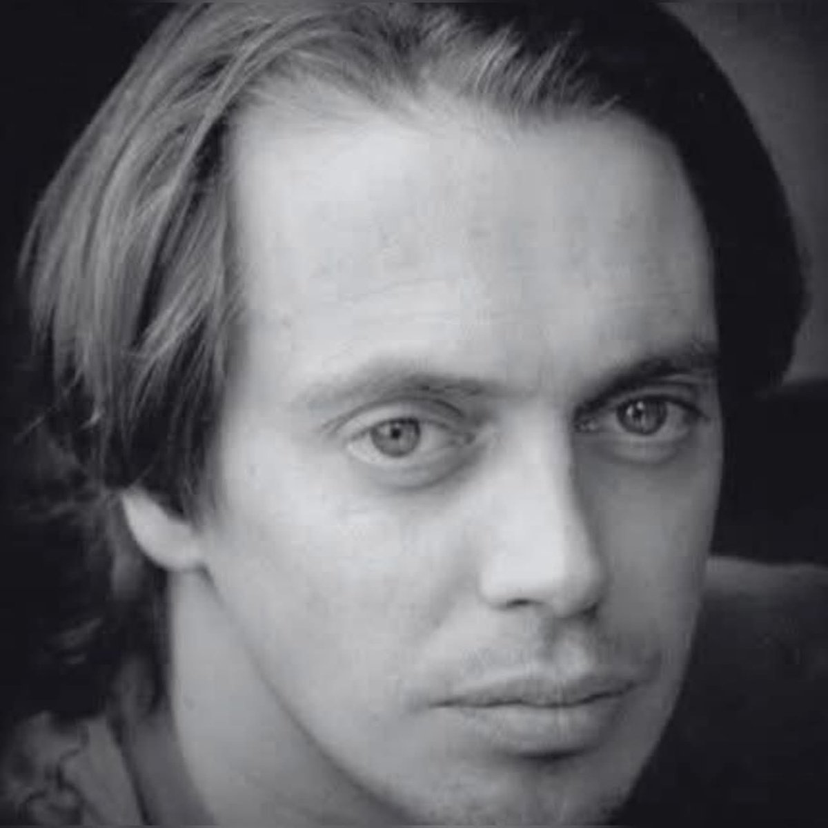 alainpaulweber's tweet image. « Le lendemain de la mort de sa femme, avec qui il avait partagé trente-deux ans de vie, Steve Buscemi est allé travailler — exactement comme il s’était rendu à Ground Zero sans dire à personne qu’il venait.
Parce que Steve Buscemi est de ceux-là. Quand tout s’effondre, il est…