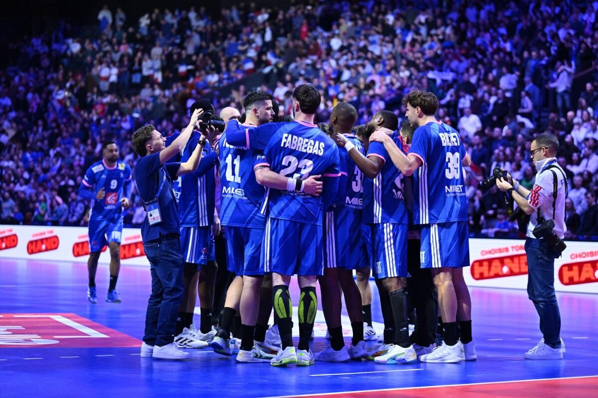 Dispositif de France TV pour l'Euro de hand à partir du Tour principal, commentaires :
<a href="/ManuRouxJO/">Manu Roux</a> avec Thierry Anti pour le 1er match, puis avec <a href="/Maya24S/">Signaté Mariama . OLY</a> pour les matchs suivants.