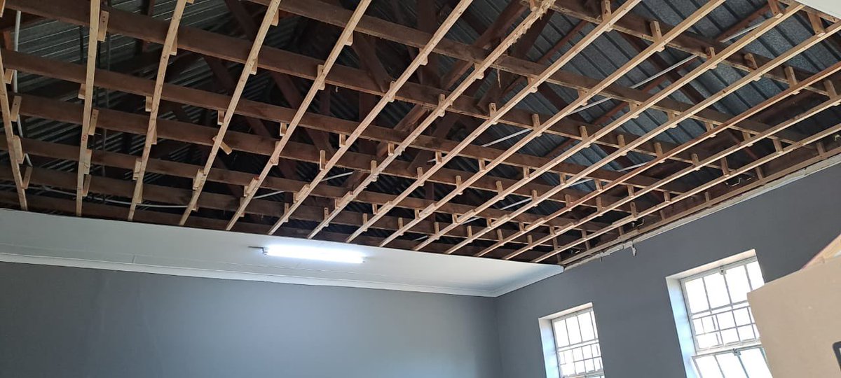 EFF_FreeState's tweet photo. ♦️In Pictures♦️
EFF Mantsopa Sub-Regional Chairperson and, Councillor Fighter Sentle Nkiane on oversight at Itokisetseng Bokamoso Secondary School as part of the #EFFBackToSchool programme.
-The school is under construction for more than 2 years now. The construction destroyed the lab and in 2 other classes the ceiling is falling.
#UmntanaEskolweni