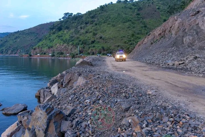 bless54679's tweet photo. 🔴 Les travaux de construction de la route Bujumbura-Nyanza-Lac reprendront dans deux mois. C'est ce qu'a annoncé le Premier Ministre burundais, #NestorNTAHONTUYE, hier, lors d'une visite de terrain visant à évaluer les raisons du retard pris par ces travaux. https://t.co/0YH7afGG6C