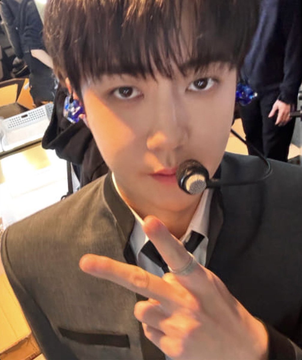 milkteus's tweet photo. sehun’s selfie, photo, and message for 'crown' on melon spotlight 🖤

“please enjoy the songs hong hong hong” https://t.co/urkwXjOA7g