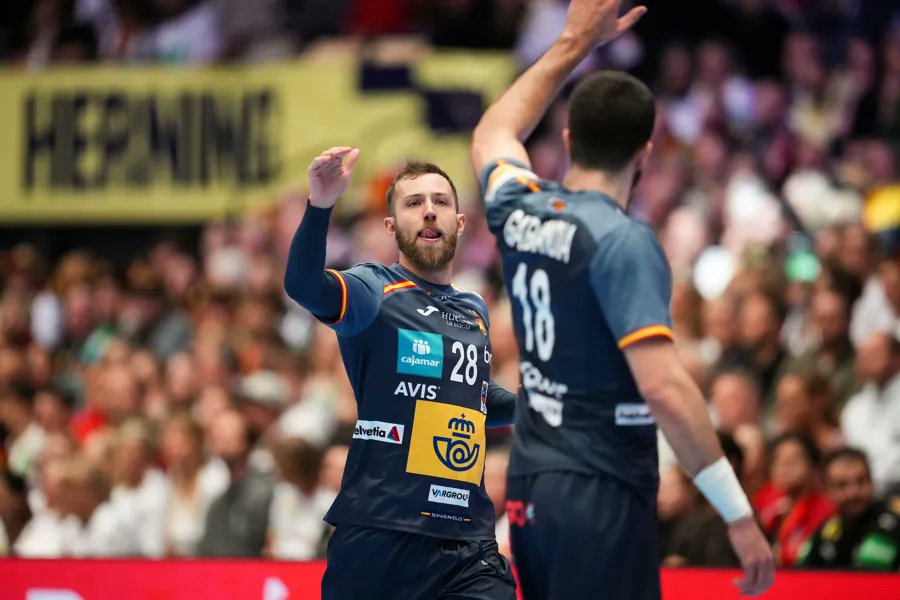 Sin margen de error. Los #Hispanos se enfrentarán hoy a Alemania en un partido que les clasificará a la Main Round o les hará caer eliminados.

Los de Alfred Gislason necesitan ganar de al menos 3 goles a los españoles y que Serbia gane a Austria.