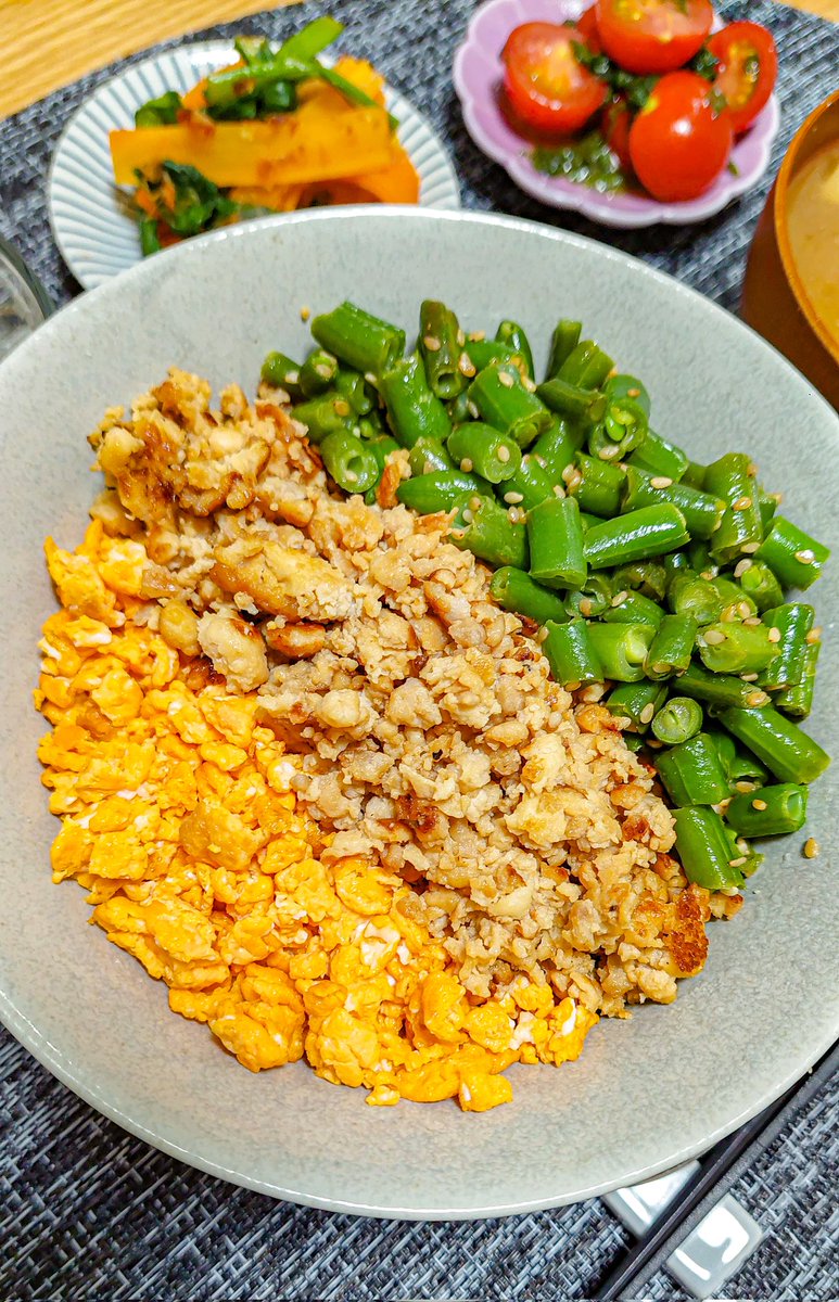 tabehapi's tweet image. いつぞやの晩ごはん🍚
❇️三色そぼろ丼
❇️玉ねぎとわかめの柚子胡椒マヨサラダ
❇️小松菜とにんじんの梅おかか和え
❇️ミニトマトと青じそのマリネ
❇️なめことうすあげの味噌汁

鶏そぼろは、冷凍しておいた豆腐も混ぜてかさ増し👍
#おうちごはん
#料理好きな人と繋がりたい