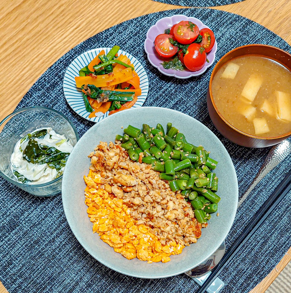 tabehapi's tweet image. いつぞやの晩ごはん🍚
❇️三色そぼろ丼
❇️玉ねぎとわかめの柚子胡椒マヨサラダ
❇️小松菜とにんじんの梅おかか和え
❇️ミニトマトと青じそのマリネ
❇️なめことうすあげの味噌汁

鶏そぼろは、冷凍しておいた豆腐も混ぜてかさ増し👍
#おうちごはん
#料理好きな人と繋がりたい