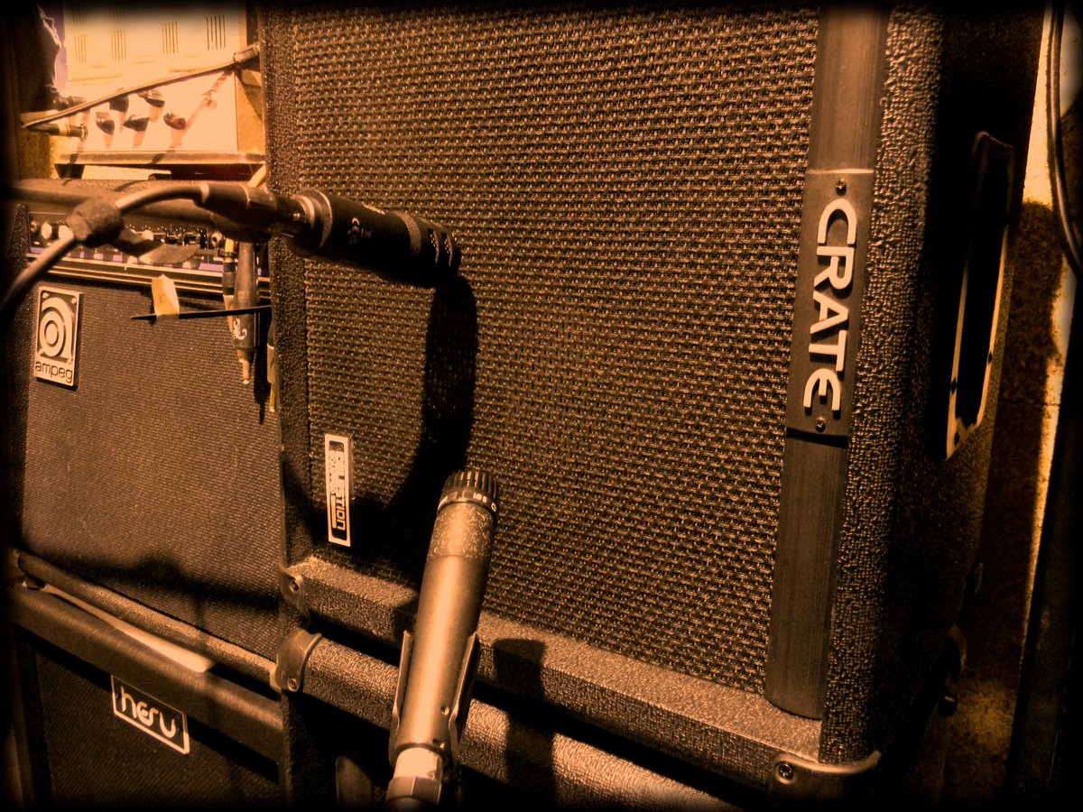 Proceeding with the second reamp of my #OsseltioN.
This is the first real work with the Crate equipped with the #Eminence #Karnivore by #Kohle
Recorded with a decidedly unusual microphone pair: <a href="/shure/">Shure</a> SM57 and @tbone.audio BD200
Wild, extremely violent, "inevitable" (quote)
