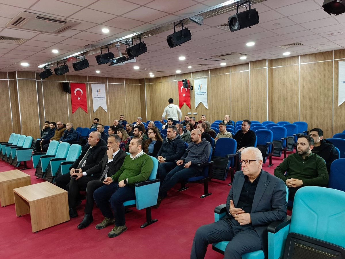 Malatya Kadastro Müdürümüz Sn Abdurrahman AKDEMİR tarafından Belediyelerin İmardan Sorumlu Başkan Yrd.ları, İmar Müd.leri, yetkili personeller, Malatya Serbest Harita Mühendisleri ve Kurum Mühendislerinin katılımıyla; 2025/4 Sayılı Genelge Değişikliği  konulu toplantı düzenlendi.