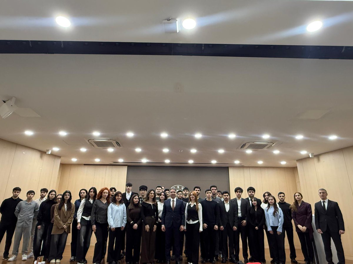 AzEmbKorea's tweet image. Səfir Ramin Həsənov Bakı Mühəndislik Universiteti və İnha Universiteti arasında həyata keçirilən ikili diplom proqramı çərçivəsində hazırda təhsillərini İnha Universitetində davam etdirən azərbaycanlı tələbələrlə görüşüb. Görüşdə o cümlədən vətənimizin azadlığı uğrunda…