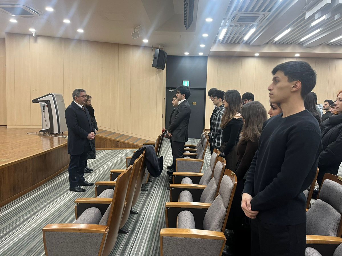 AzEmbKorea's tweet image. Səfir Ramin Həsənov Bakı Mühəndislik Universiteti və İnha Universiteti arasında həyata keçirilən ikili diplom proqramı çərçivəsində hazırda təhsillərini İnha Universitetində davam etdirən azərbaycanlı tələbələrlə görüşüb. Görüşdə o cümlədən vətənimizin azadlığı uğrunda…