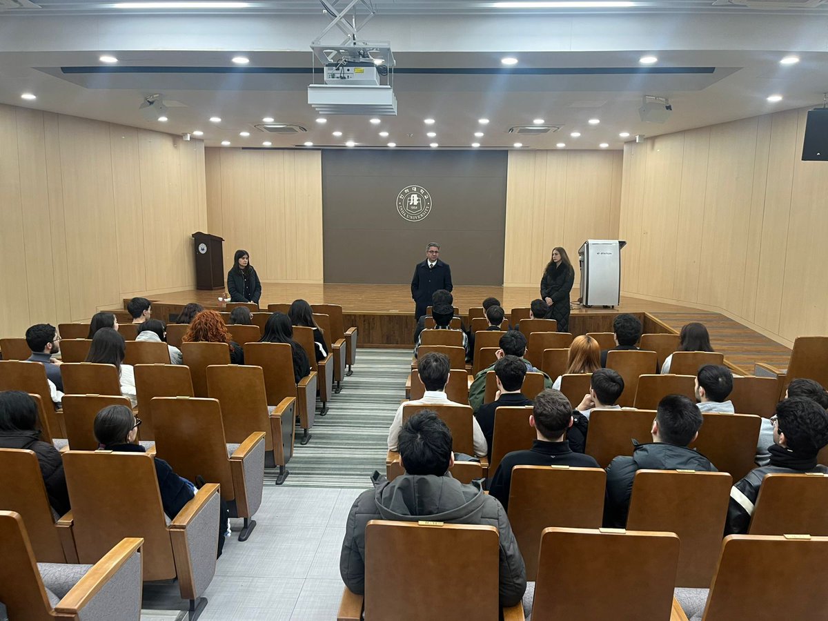 AzEmbKorea's tweet image. Səfir Ramin Həsənov Bakı Mühəndislik Universiteti və İnha Universiteti arasında həyata keçirilən ikili diplom proqramı çərçivəsində hazırda təhsillərini İnha Universitetində davam etdirən azərbaycanlı tələbələrlə görüşüb. Görüşdə o cümlədən vətənimizin azadlığı uğrunda…