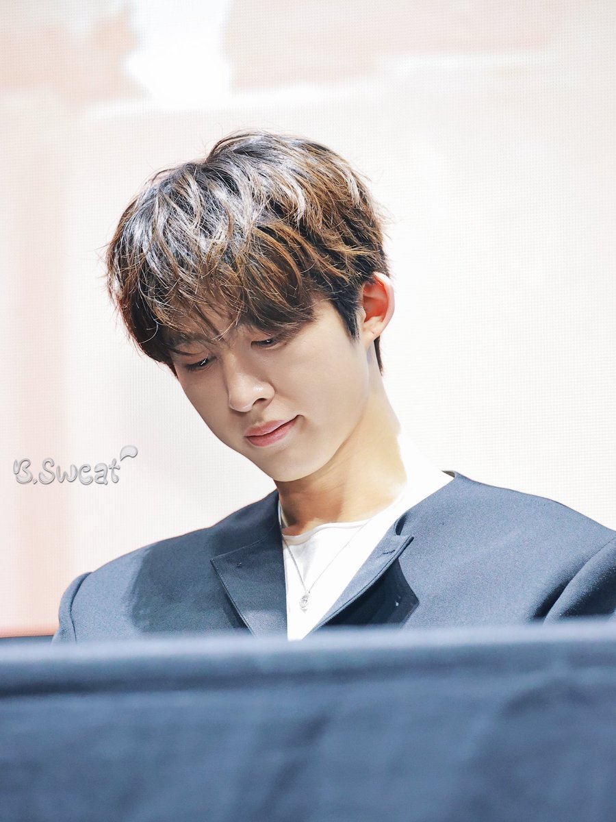 b_sweat_'s tweet photo. 𝟮𝟲𝟬𝟭𝟭𝟳 <보이> 메가토크

#비아이 #김한빈 #BI #HANBIN #한빈 https://t.co/YaR9fTopfL
