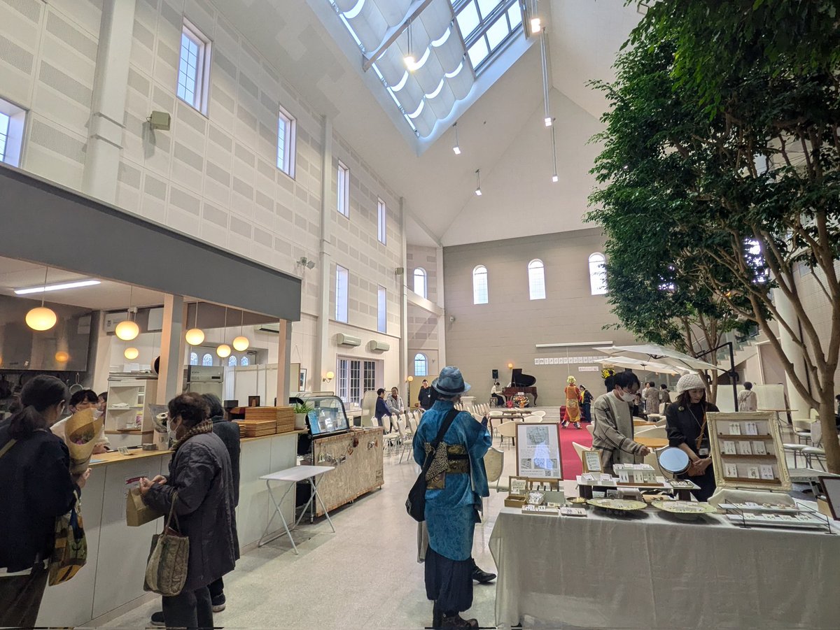 女性グループ主催の数々のイベントの舞台となっていた伊那市のカフェブレッザが、昨日閉店。最終日の「着物リメイクファッションショー」閉幕後、たくさんの方々が会場で名残を惜しんでおられました。