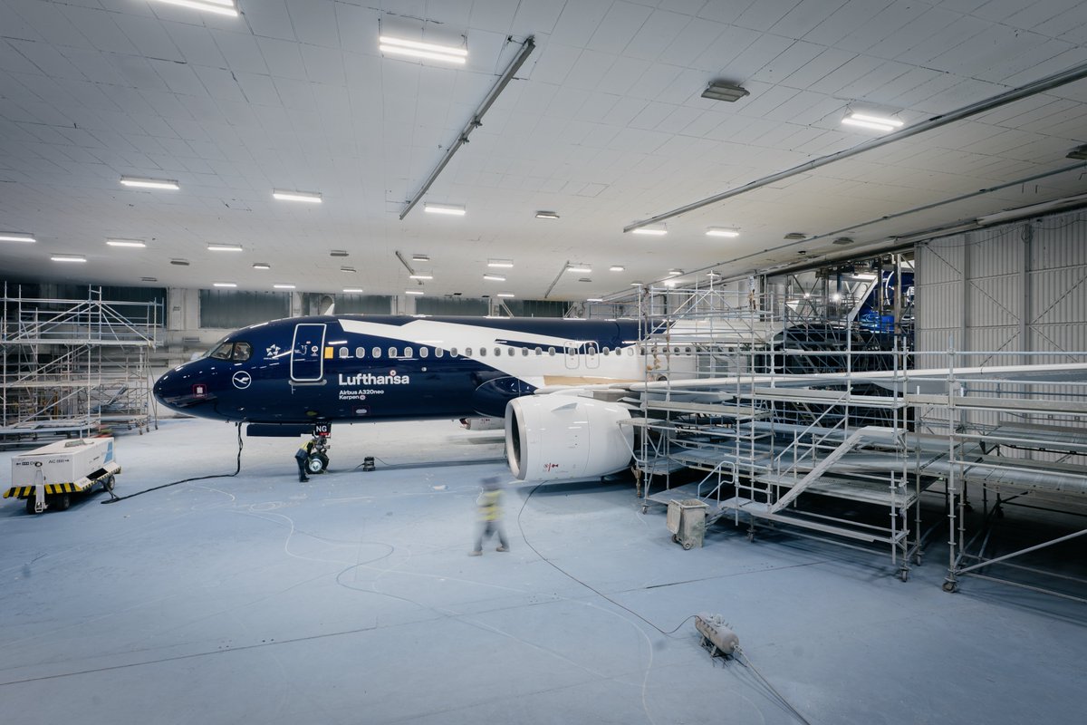 OnAviation's tweet photo. Aquí está el siguiente avión con una librea especial por el centenario de Lufthansa. Se trata del Airbus A320NEO con matrícula D-AING que está recibiendo los detalles finales en Norwich, donde lleva desde el 7 de enero. En principio está prevista su vuelta hoy a Frankfurt para iniciar su primer servicio comercial con la nueva librea a Londres, esta tarde a las 16:10 hora local.
